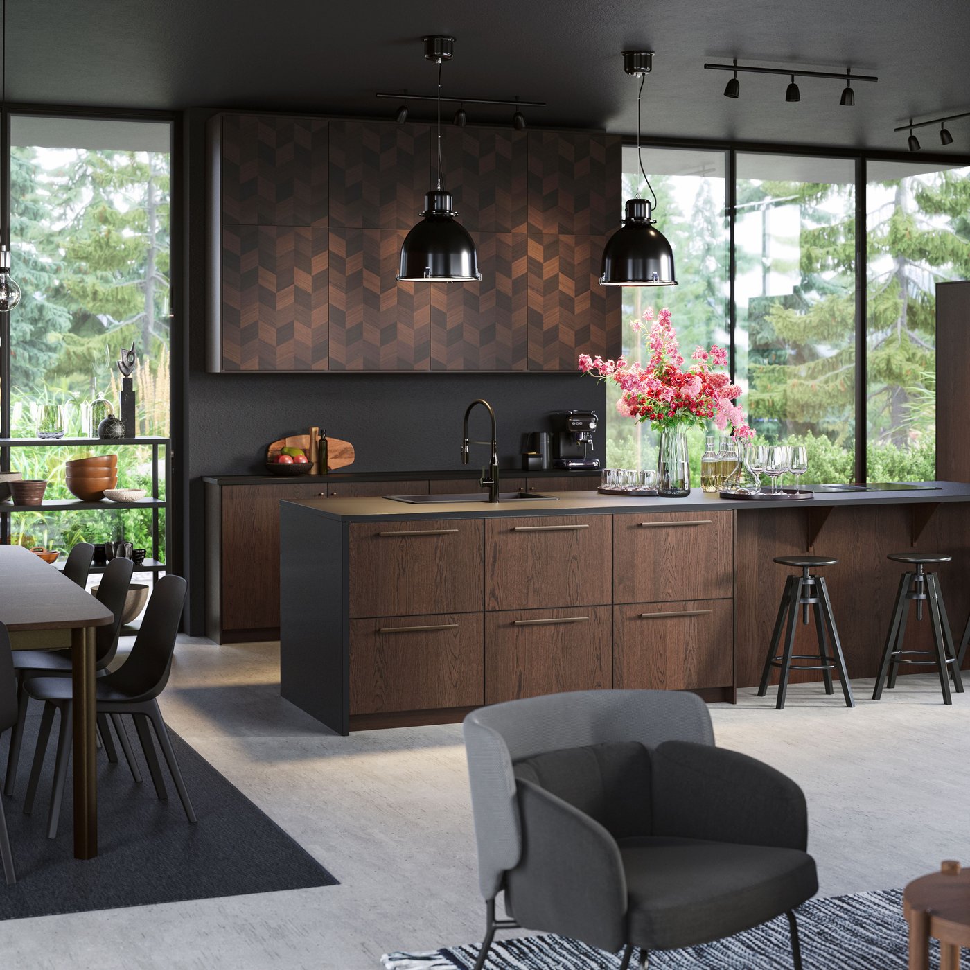 Eine stilvolle dunkle Holzküche mit schwarzen Barhockern, schwarzen Hängeleuchten und einem Kühlschrank mit Holzfront.