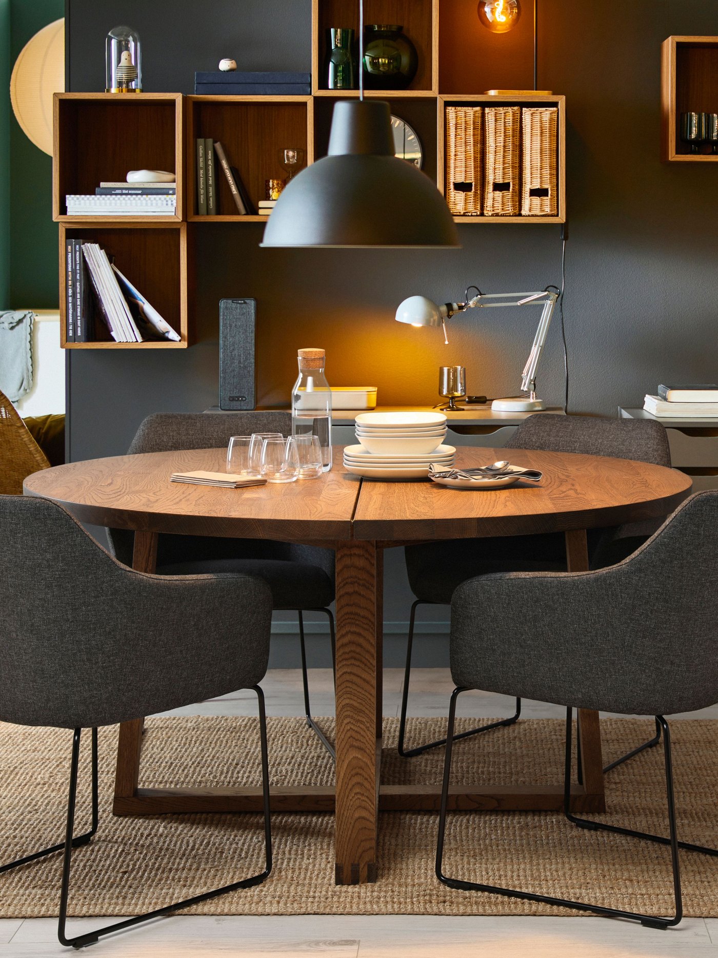 Een ronde MÖRBYLÅNGA eettafel met vier grijze TOSSBERG eetkamerstoelen.