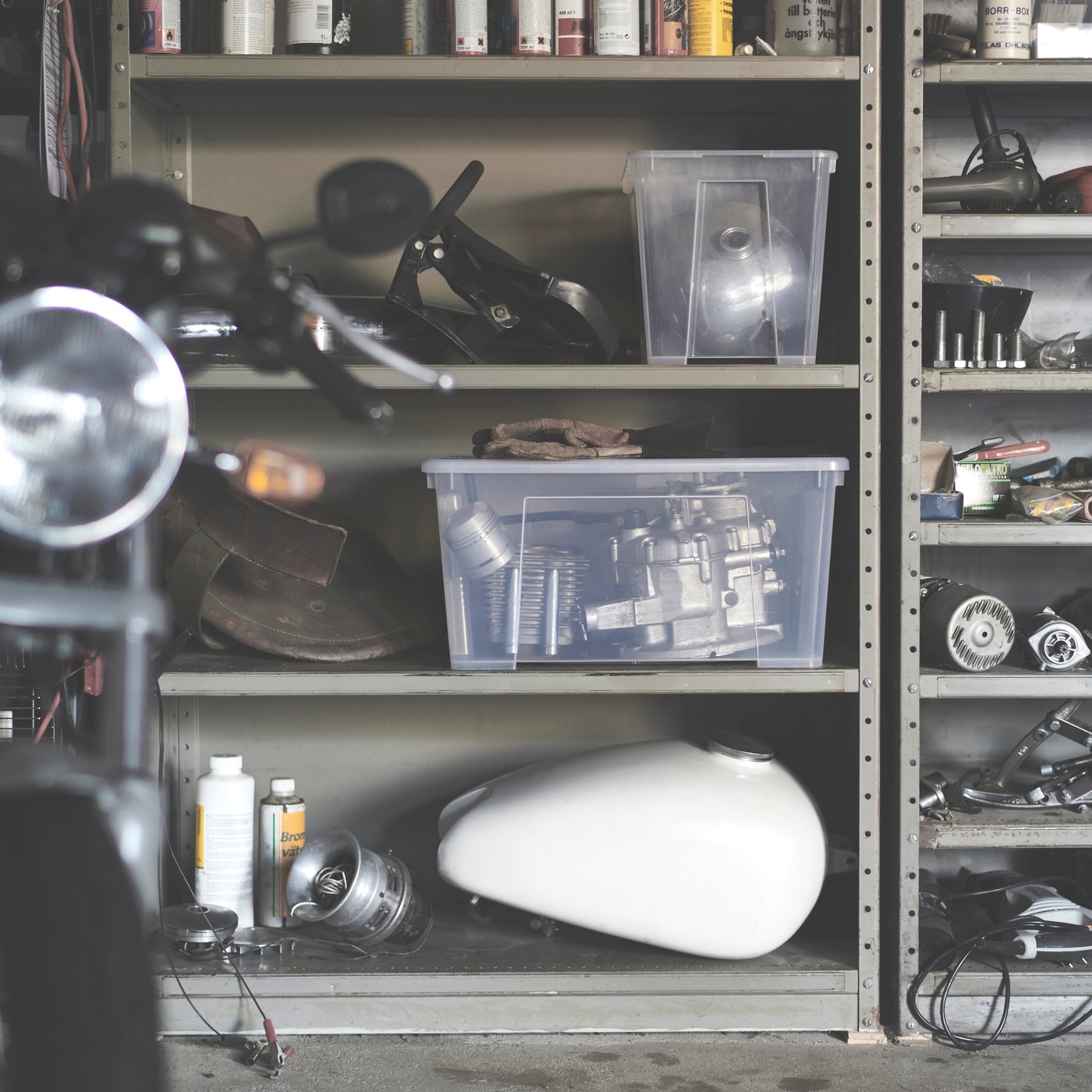 Metallinen varastohylly, jonka hyllyillä on erikokoisia SAMLA-laatikoita.