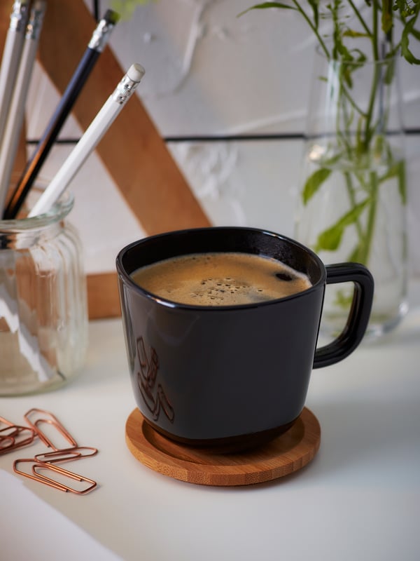 A bamboo FÖRSEGLA coaster in the dining room