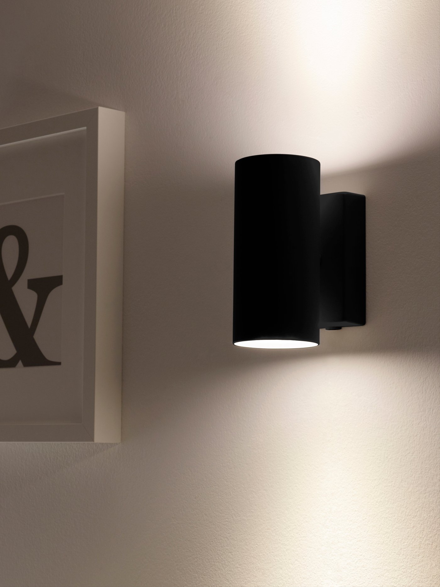 Een antracietkleurige NYMÅNE wandspot met opwaartse/neerwaartse verlichting.