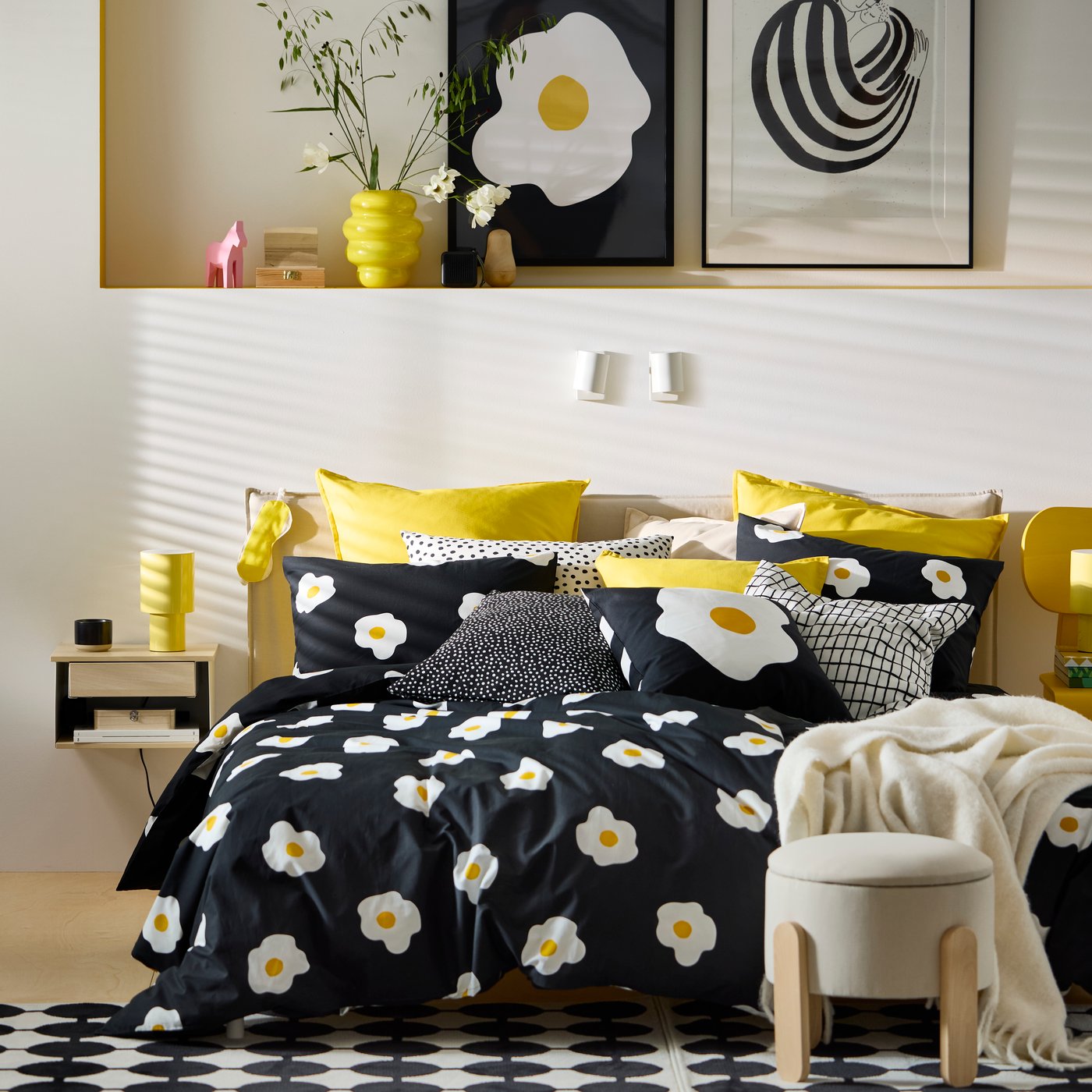 Spálňa v škandinávskom štýle s posteľou v modro bielo žltej farbe.