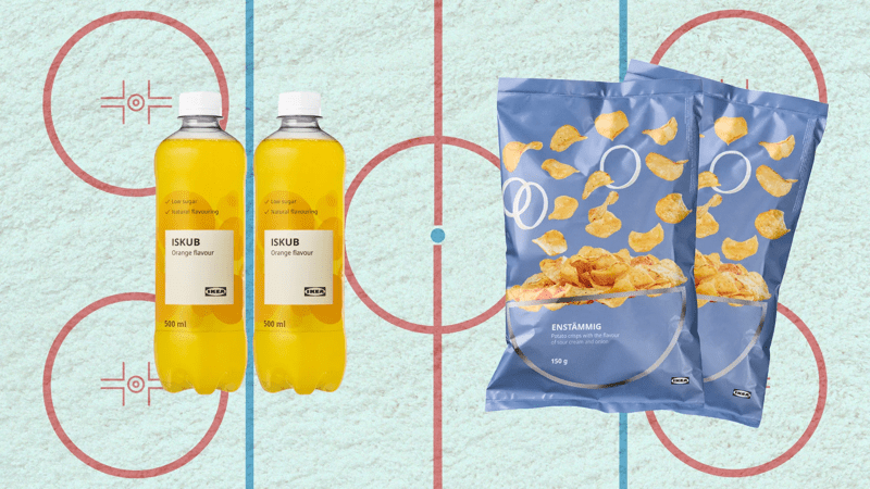 Jääkiekkokentän viivojen ja merkintöjen päällä on kaksi keltaista ISKUB virvoitustjuomapulloa ja kaksi ENSTÄMMIG sipsipussia.