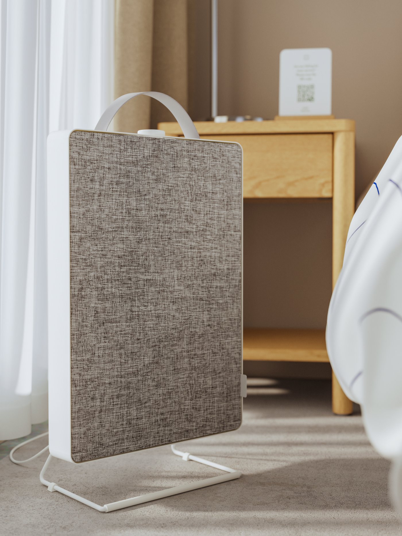 Dans une chambre d’hôtel, un purificateur d’air FÖRNUFTIG blanc est posé au sol près d’une table de chevet TONSTAD en chêne plaqué.