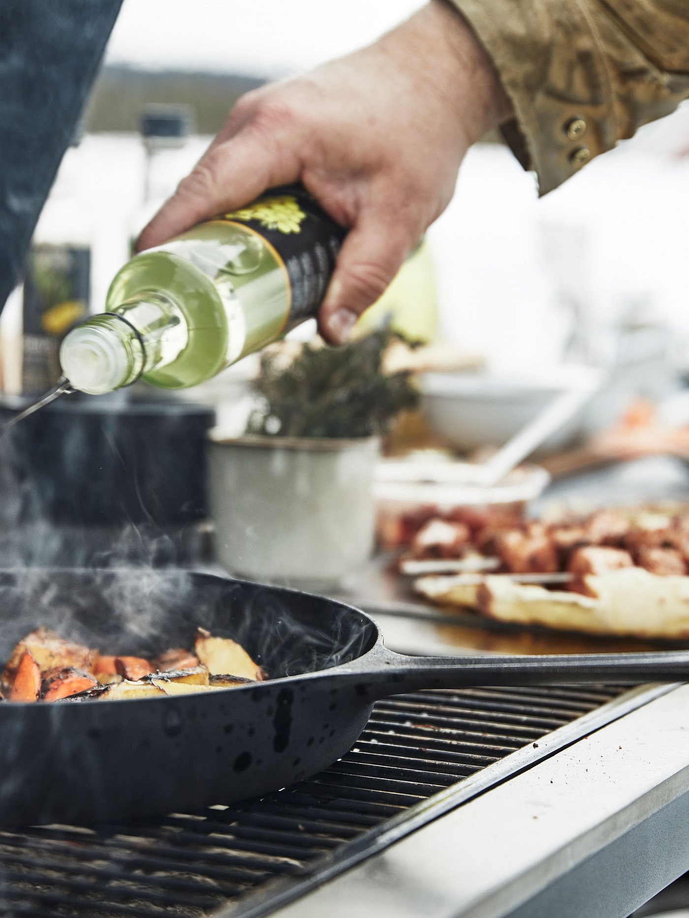 Ein schwarzer/edelstahlfarbener GRILLSKÄR Holzkohlegrill für draußen
