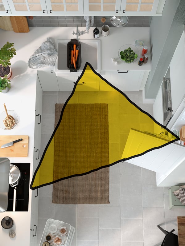 มุมทั้งสามของรูปสามเหลี่ยมสีเหลืองที่บอกตำแหน่งของซิงก์ HAVSEN/ฮาฟเซน สีขาวแบบโชว์หน้าซิงก์ เตาแม่เหล็กไฟฟ้า และตู้เย็น/ตู้แช่แข็ง