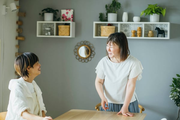 二人で談笑している様子。