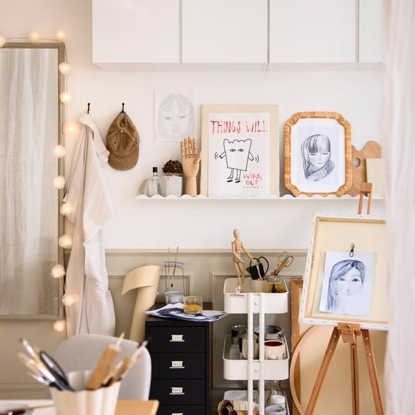 Repisa para fotos DAGGKAPRIFOL blanca de 49 centímetros.