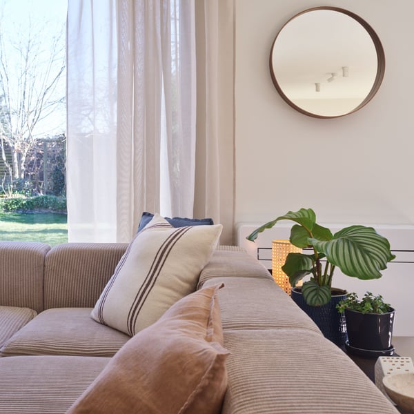 Een geel-beige LAGERPOPPEL kussenhoes
