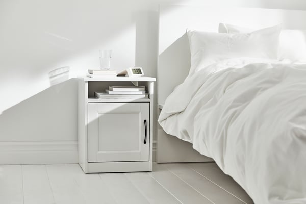 A white SONGESAND bedside table in the bedroom