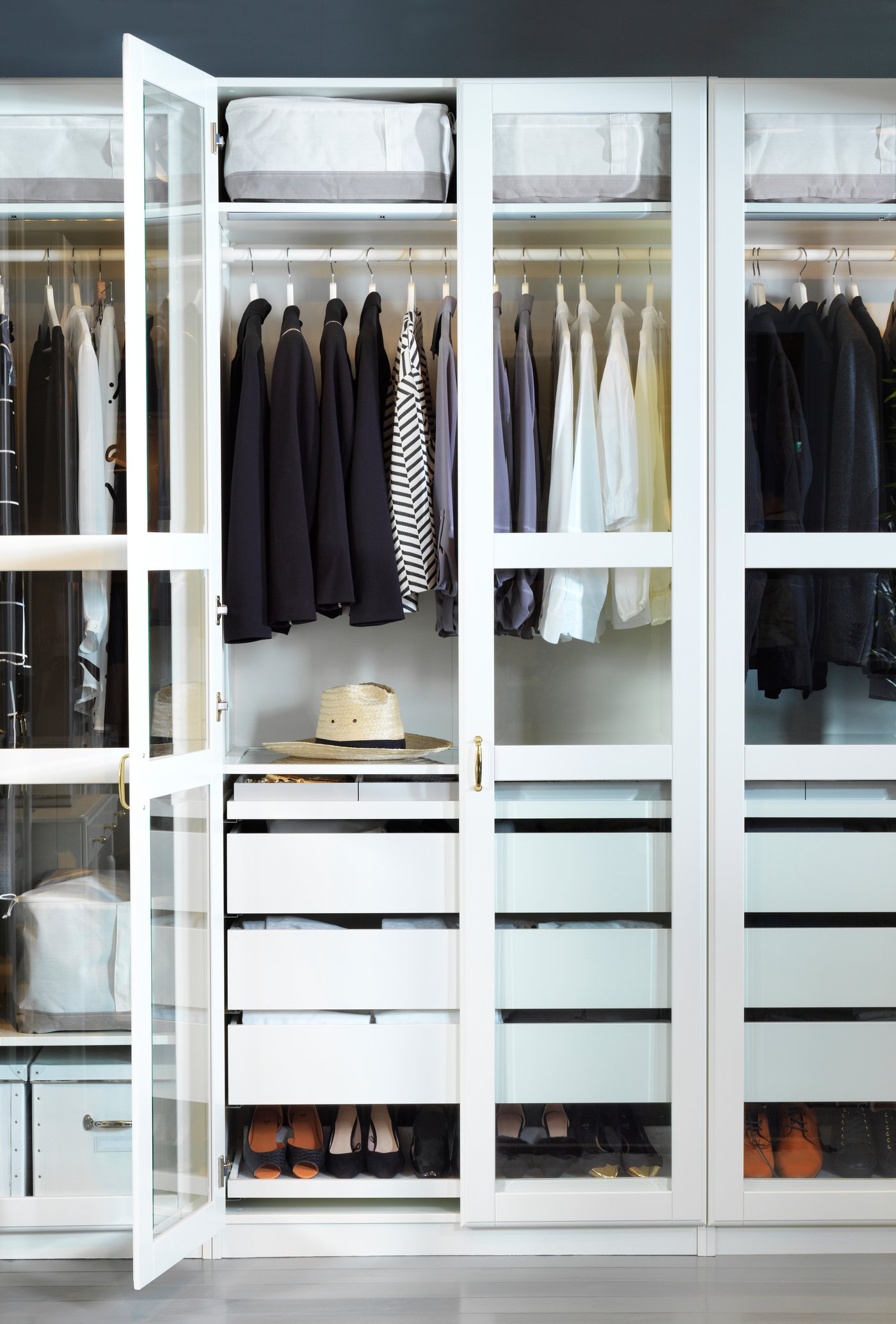 تنظيم خزانة العودة إلى المدرسة مع أدراج معنونة، ملابس معلقة ومساحة للأحذية والحقائب
