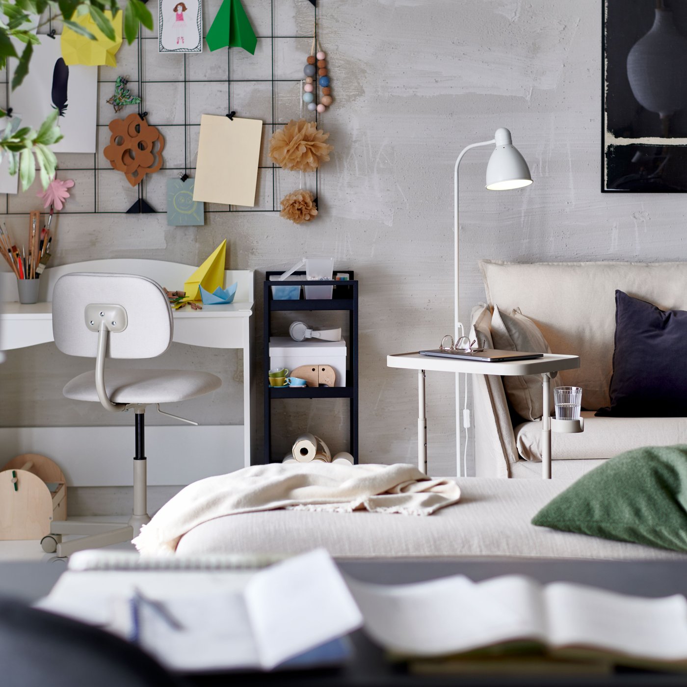 Dnevna soba z bež KIVIK počivalnikom ob pisalni mizi in BACKSÄLEN foteljem ob steni.