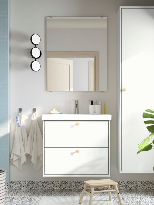 A bathroom has a white HAVBÄCK wash-stand with drawers with an ORRSJÖN wash-basin, HAVBÄCK wall cabinet and a LETTAN mirror.