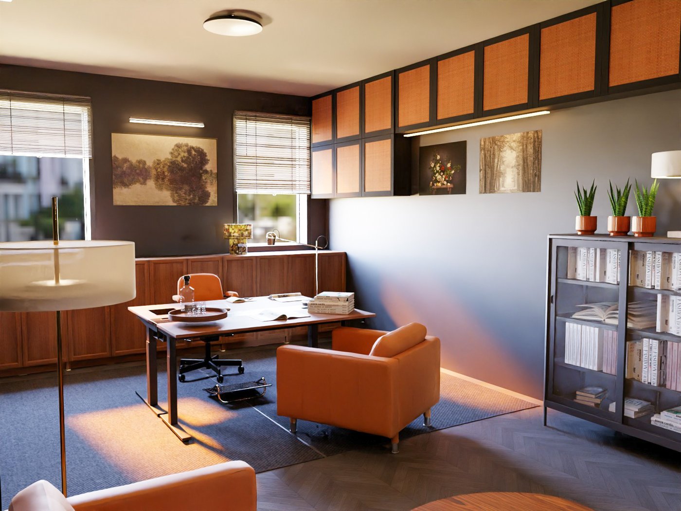 Teil eines Büros. In der Mitte ein Schreibtisch mit einem Bürostuhl und einem Besucherstuhl. Auf dem Schreibtisch Dokumente, eine Leseleuchte und weitere Gegenstände. Rechts vom Schreibtisch an der Wand eine Reihe von Hägeschränken. Darunter eine LED-Lichtleiste und zwei Bilder. neben den Bildern eine Vitrine. Hinter dem Schreibtisch zwei Fenster. Dazwischen ein Gemälde mit Beleuchtung. Im Vordergrund ein teil eines Sessels und eine Standleuchte.