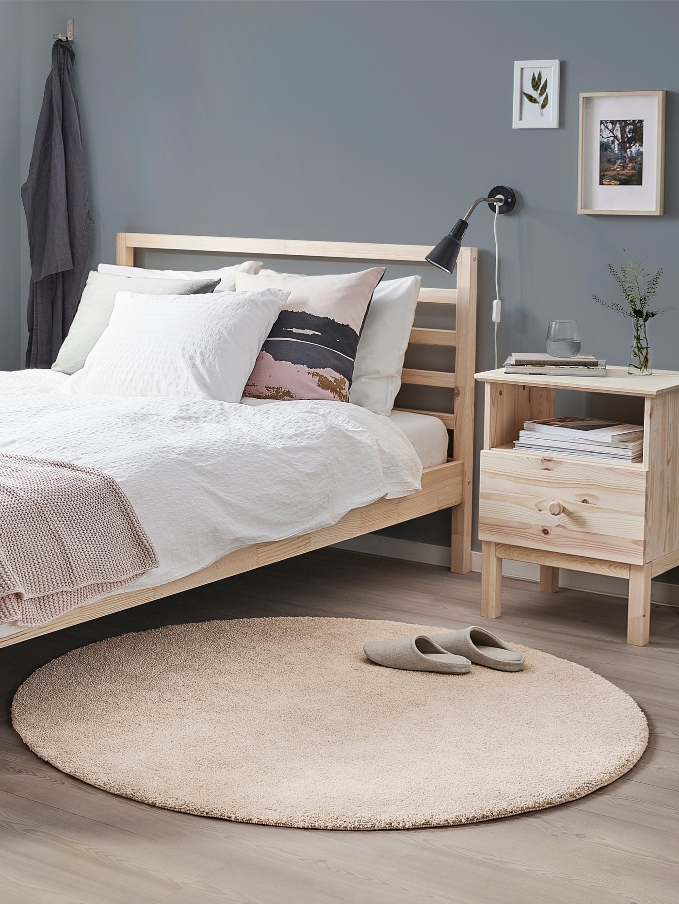 Ein STOENSE Teppich mit niedrigem Flor in Cremeweiß im Schlafzimmer.