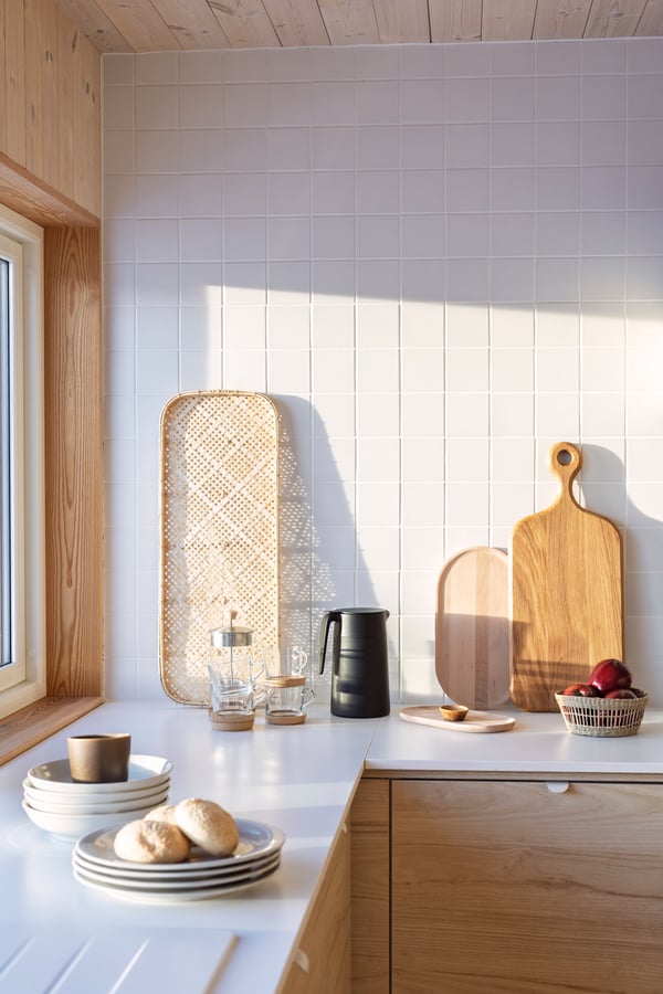 Solen skinner inn på en kjøkkenbenk på hytta.