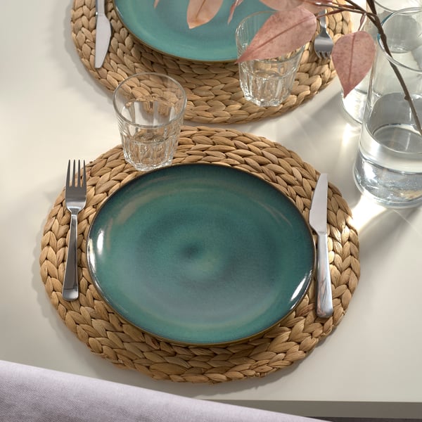 A glossy green FÄRGKLAR plate