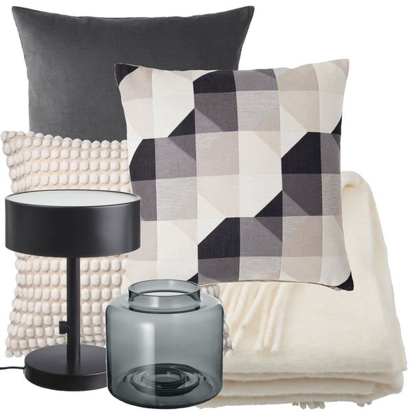 Kollagebild med tre kuddar i gråskala, en offwhite filt, en svart lampa och en grå vas.