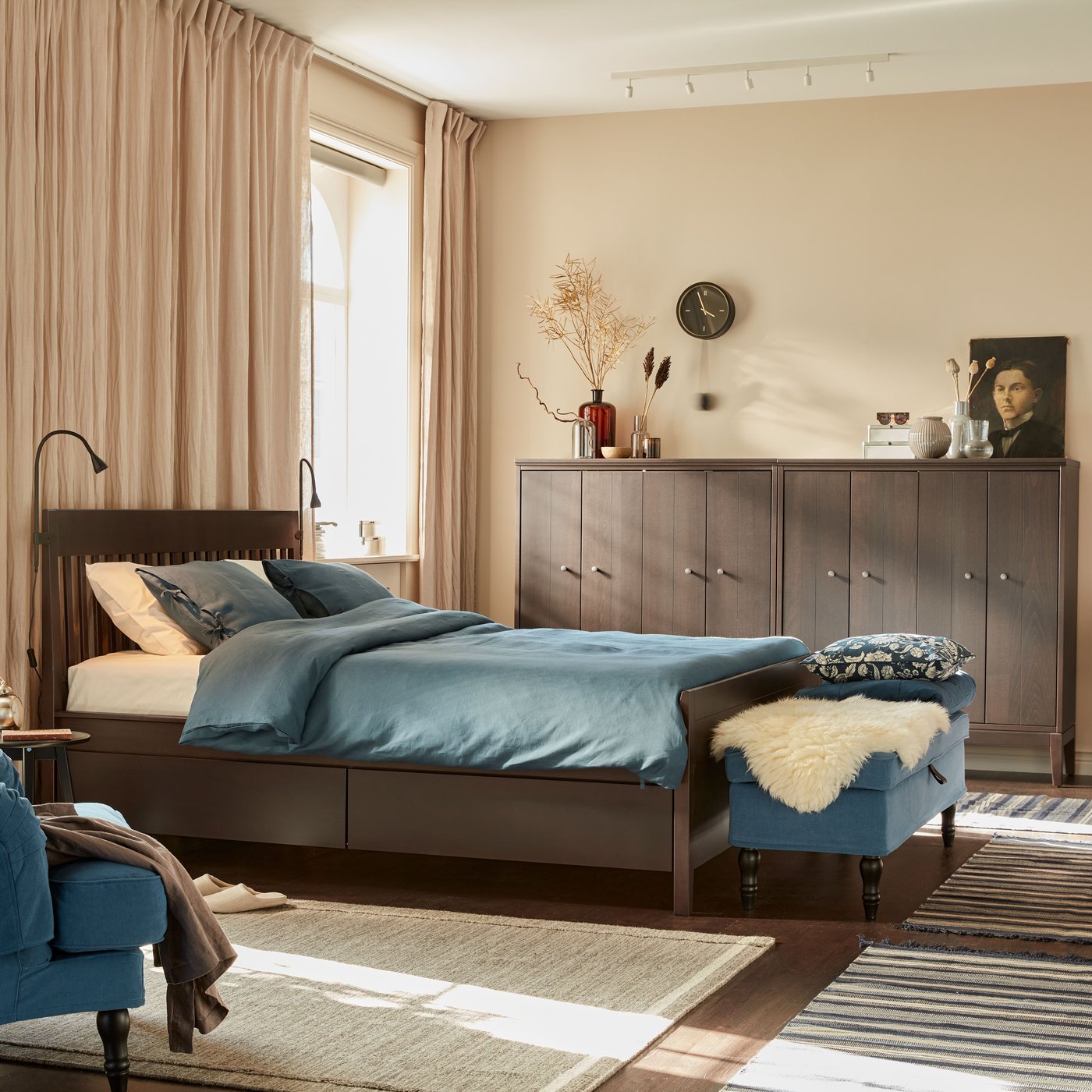 A black NÄVLINGE LED clamp spotlight in the bedroom