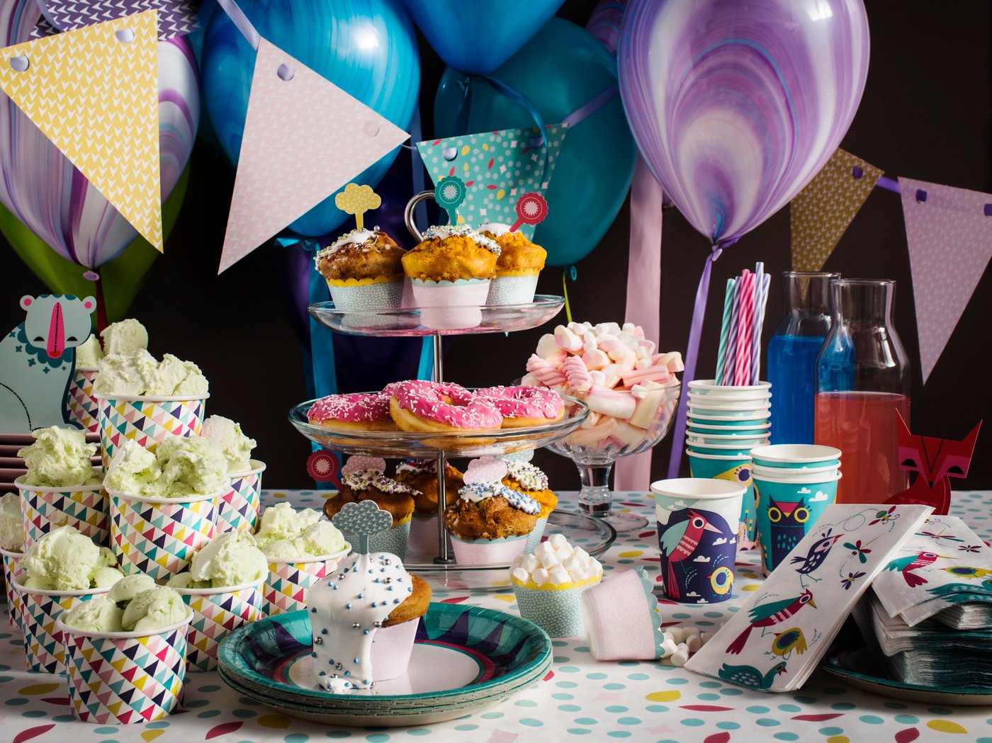 Taula dolça en una festa infantil amb globus.