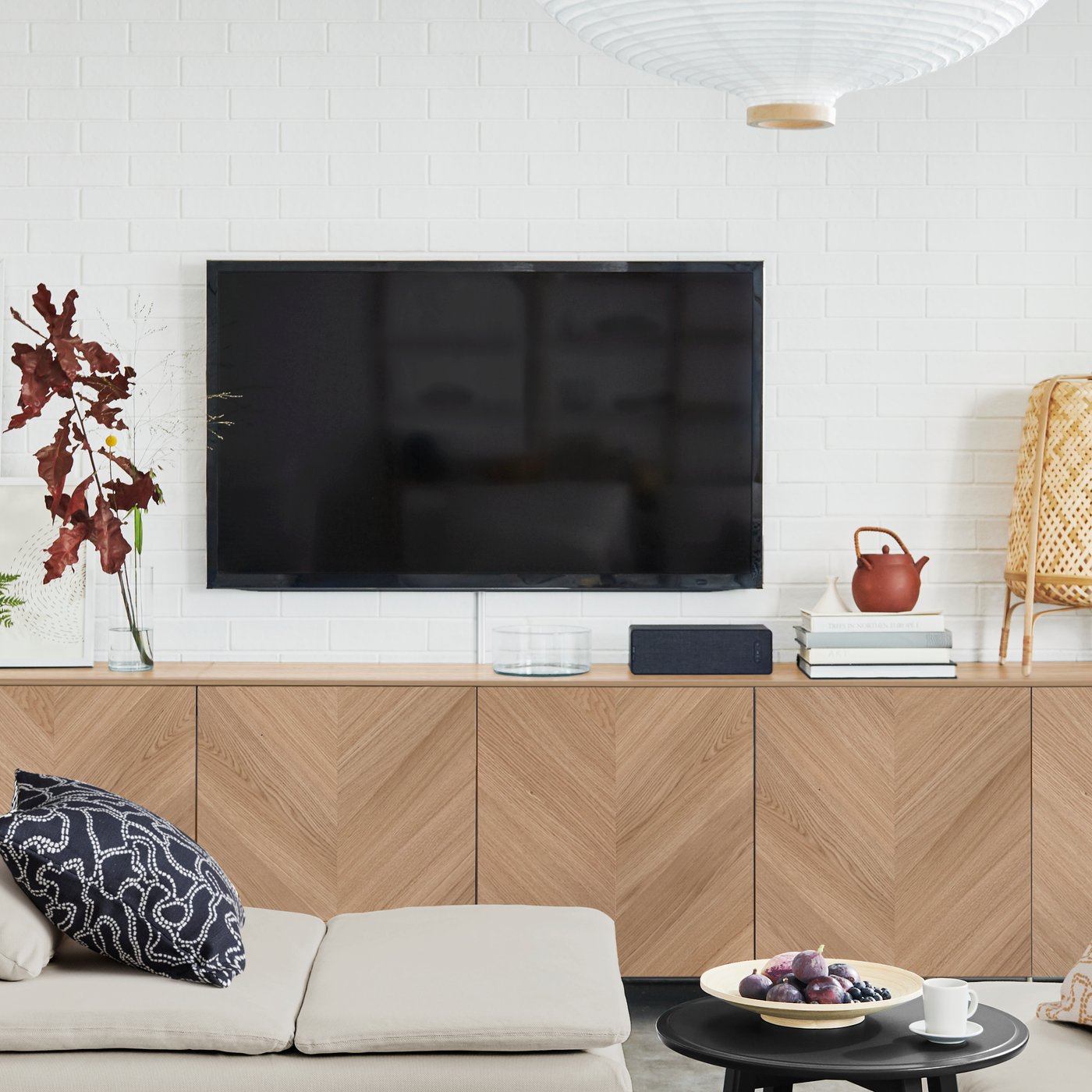 Tv-bänk med stängd förvaring och plats för spelkonsoler och mediautrustning.