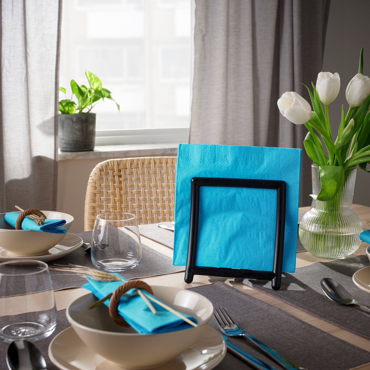 Une serviette en papier FANTASTISK bleu vif