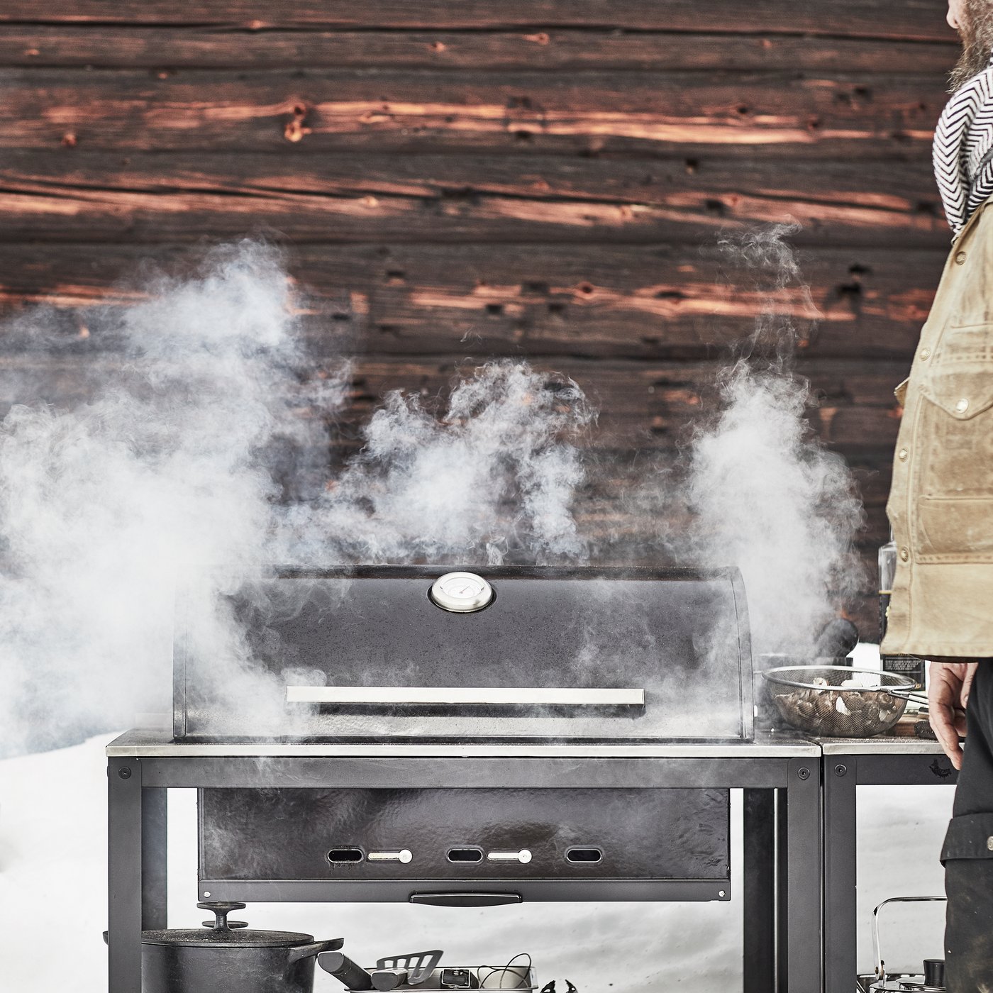 Ein GRILLSKÄR Outdoor Grill in einem winterlichen Garten.