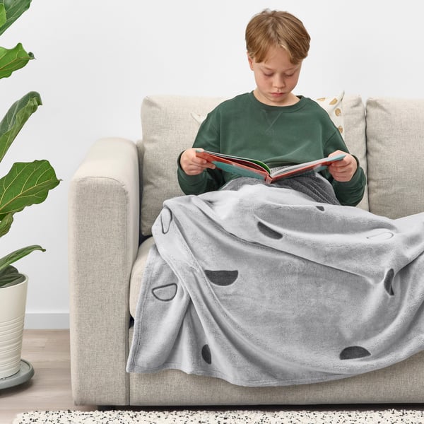 A light grey VÄNKRETS blanket