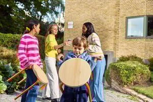 IKEA aulkiak eskuetan dituzten pertsonak