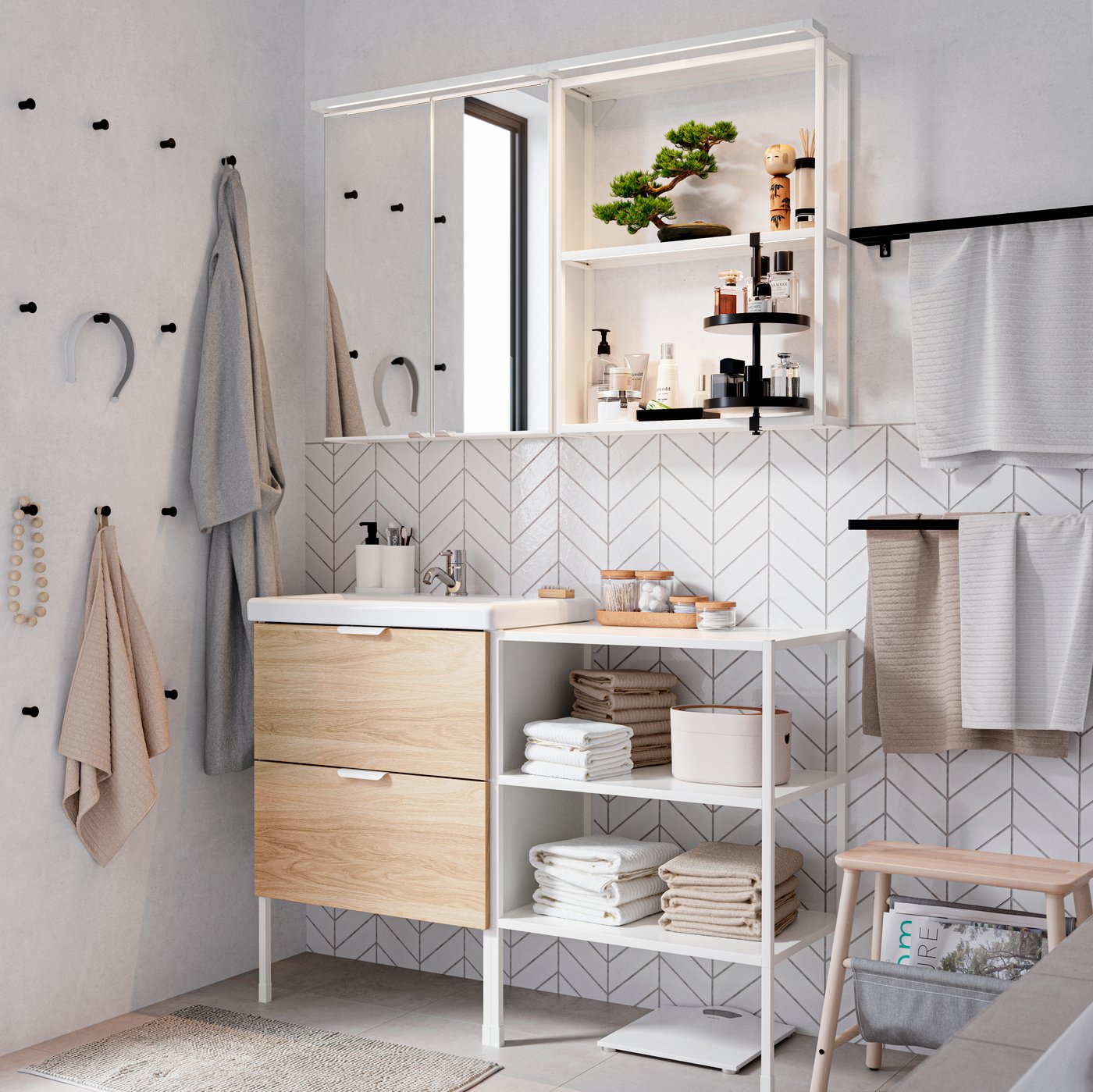 Mueble de baño ENHET blanco junto a espejo de baño.