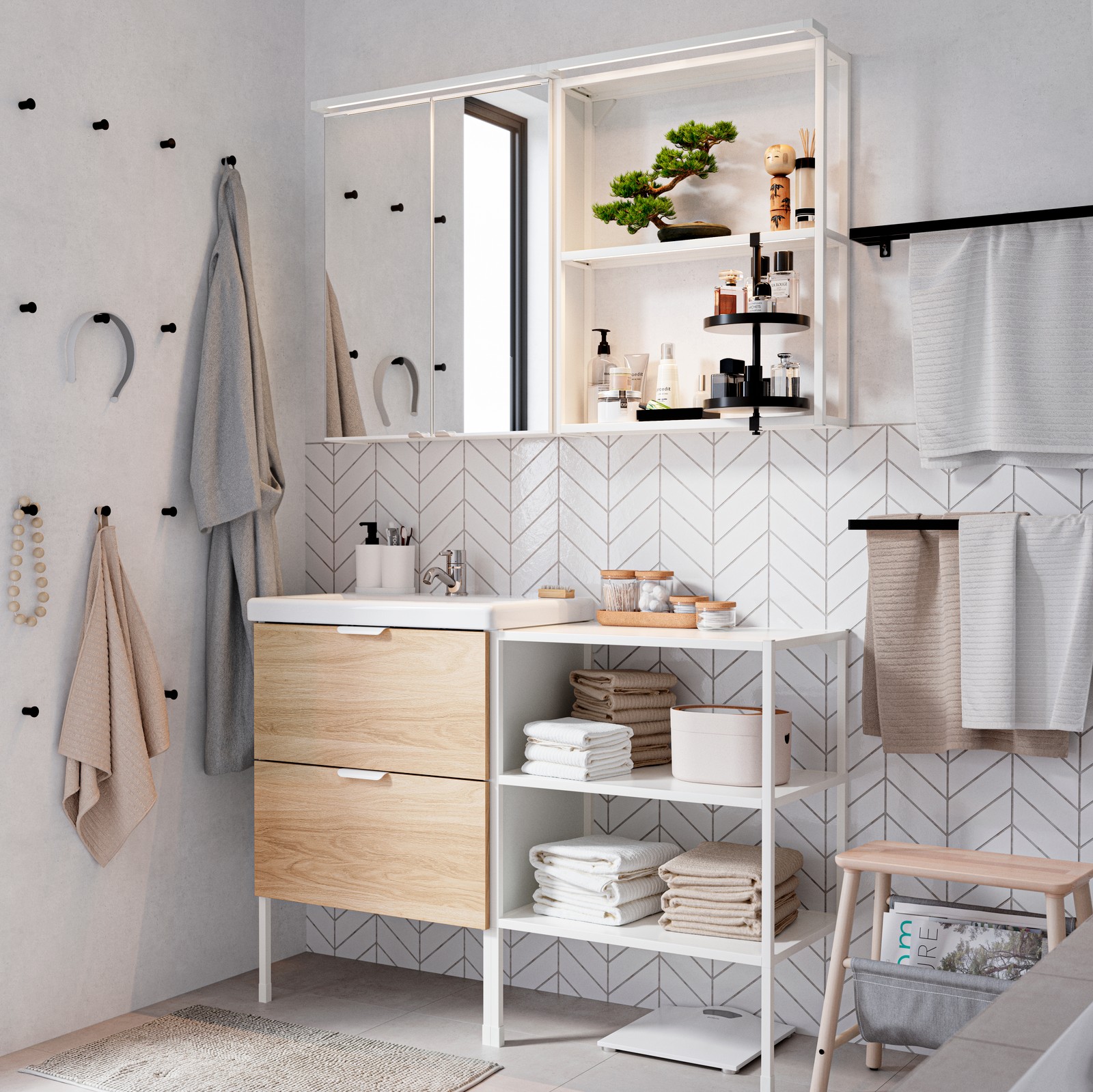 Mueble de baño ENHET blanco junto a espejo de baño.