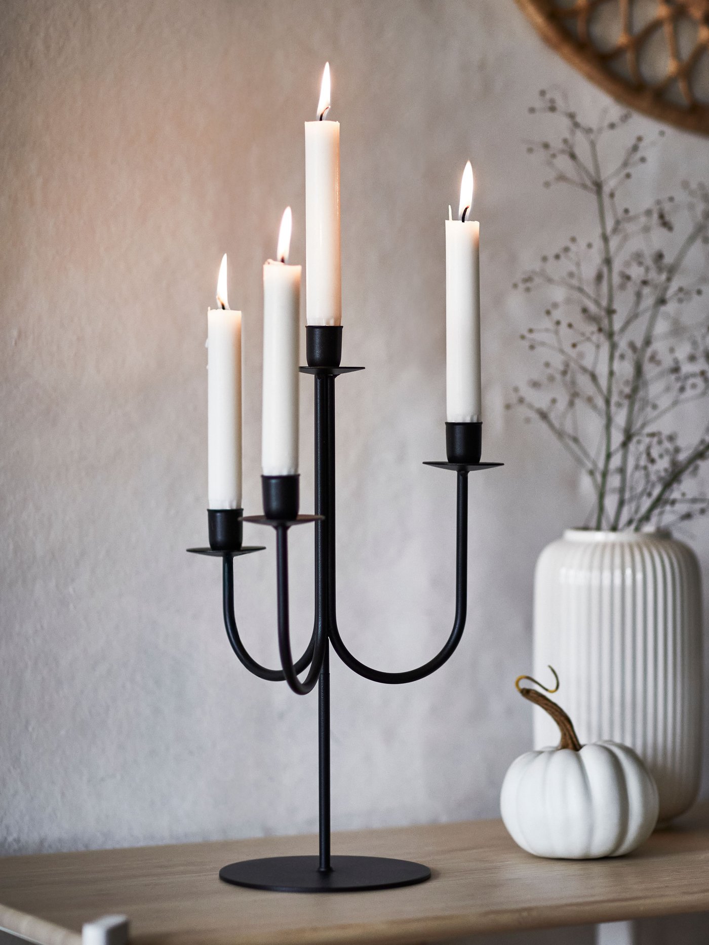 Un candelabro negro HÖSTAGILLE para 4 velas.