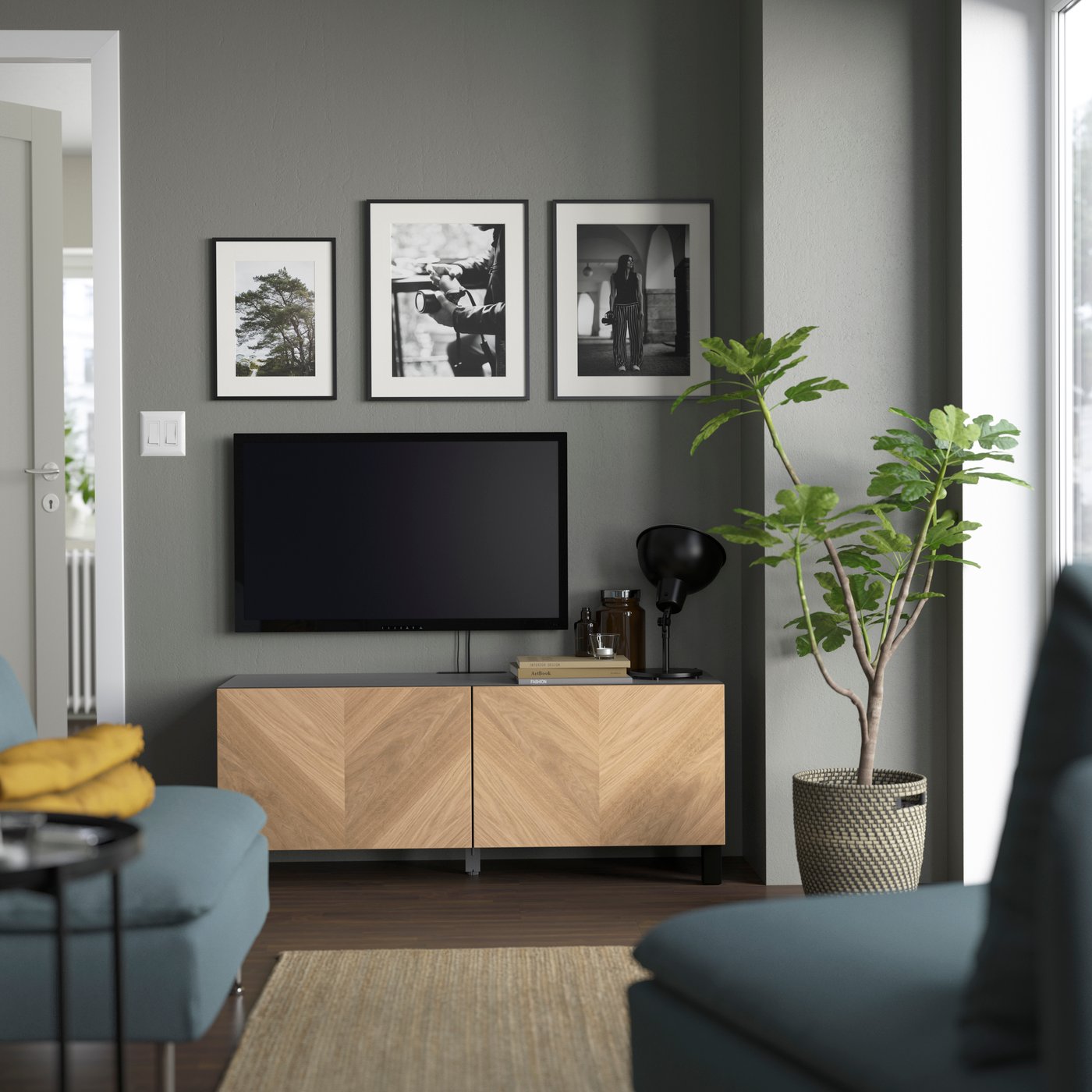 Eine schwarzbraune/Hedeviken/Stubbarp Eichenfurnier BESTÅ TV-Bank mit Türen im Wohnzimmer.