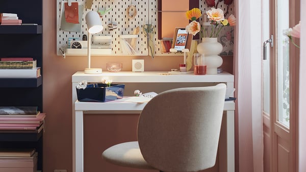 Ein weißer LÄNGDHOPP-Ausziehschreibtisch in einem Zimmer