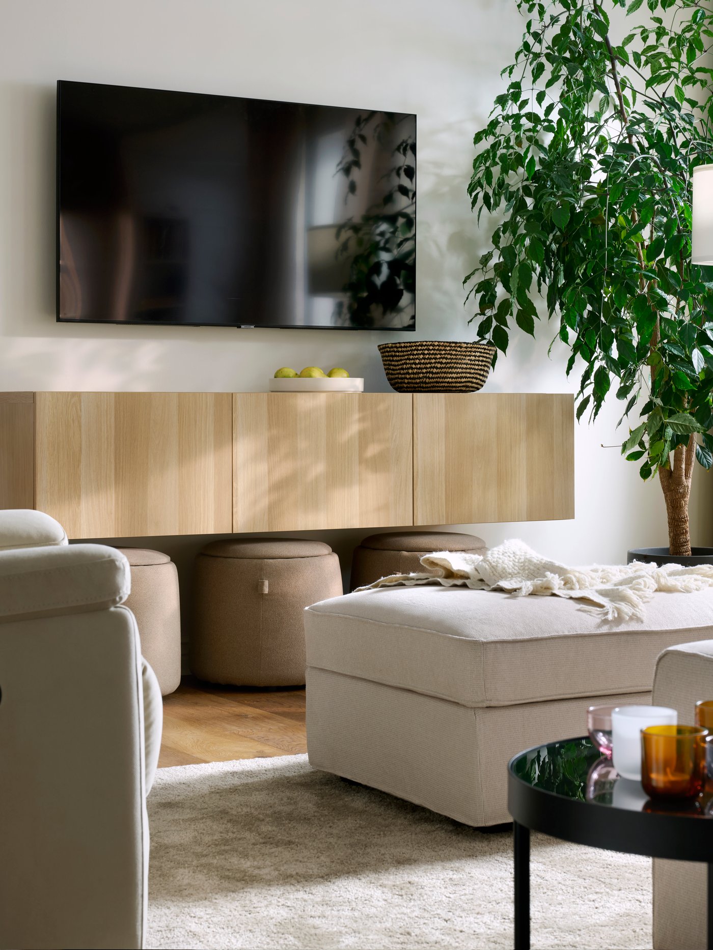 Un soggiorno con un mobile TV BESTÅ, effetto rovere con mordente bianco/Lappviken effetto rovere.