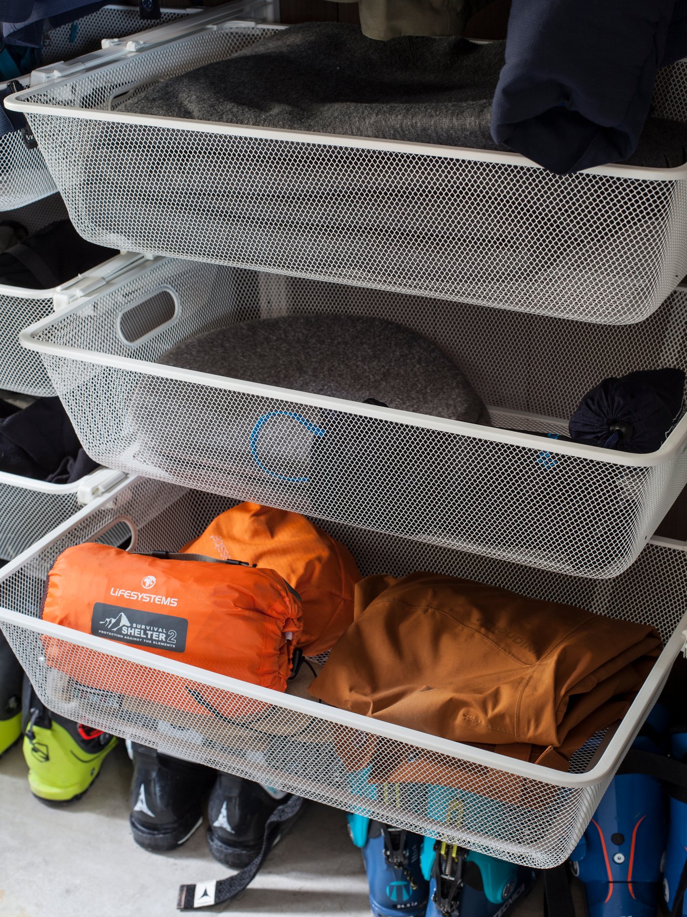 Hengekøyer, ryggsekker, slalomstøvler, sitteunderlag og skibukser... Listen er lang over alt som skal ha plass på hytta, og et godt garderobesystem er kjærkomment. Med åpne kurver og heng, er det enkelt å holde orden og ha oversikt over hva som ligger hvor.