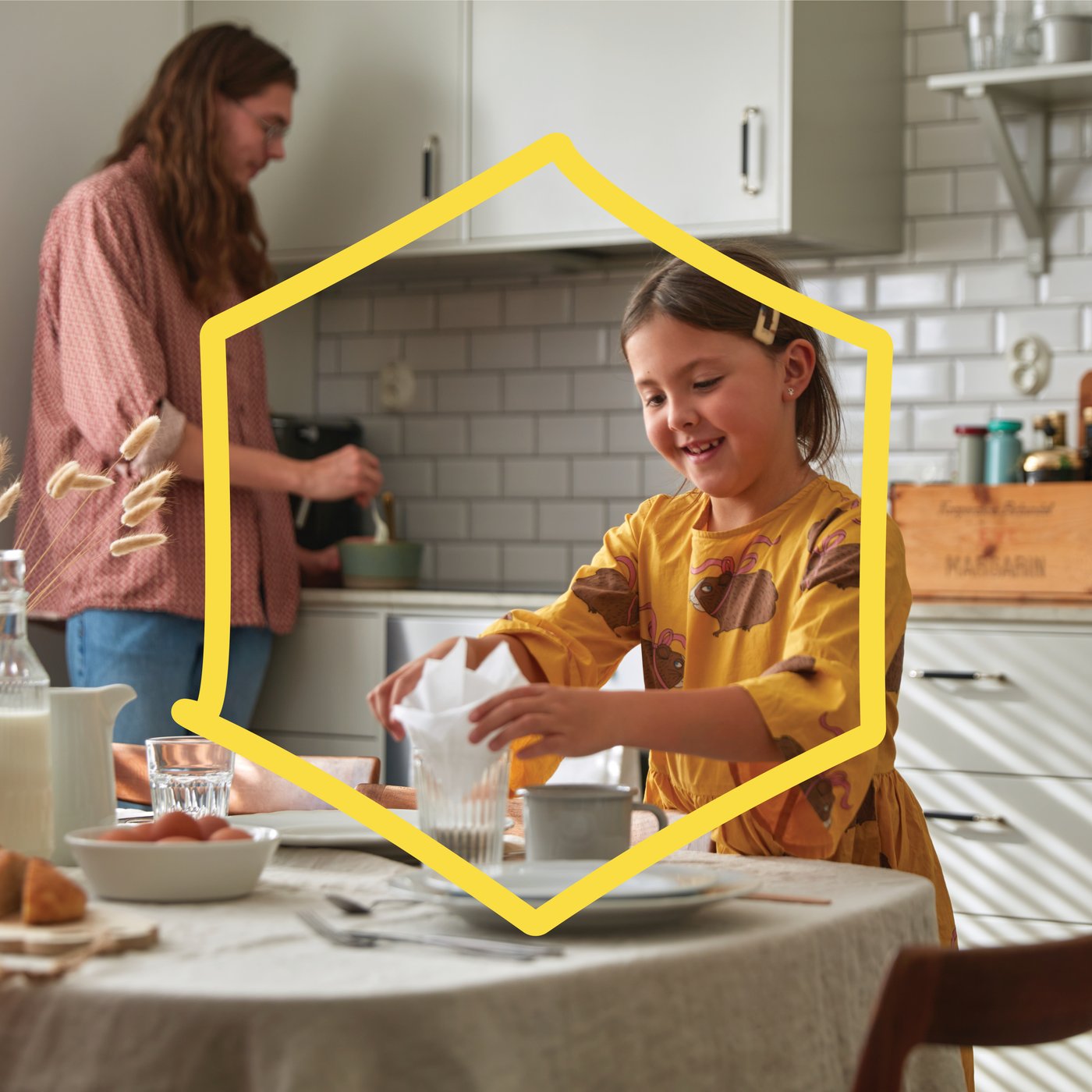 Une jeune fille passe du temps dans la cuisine avec sa famille.