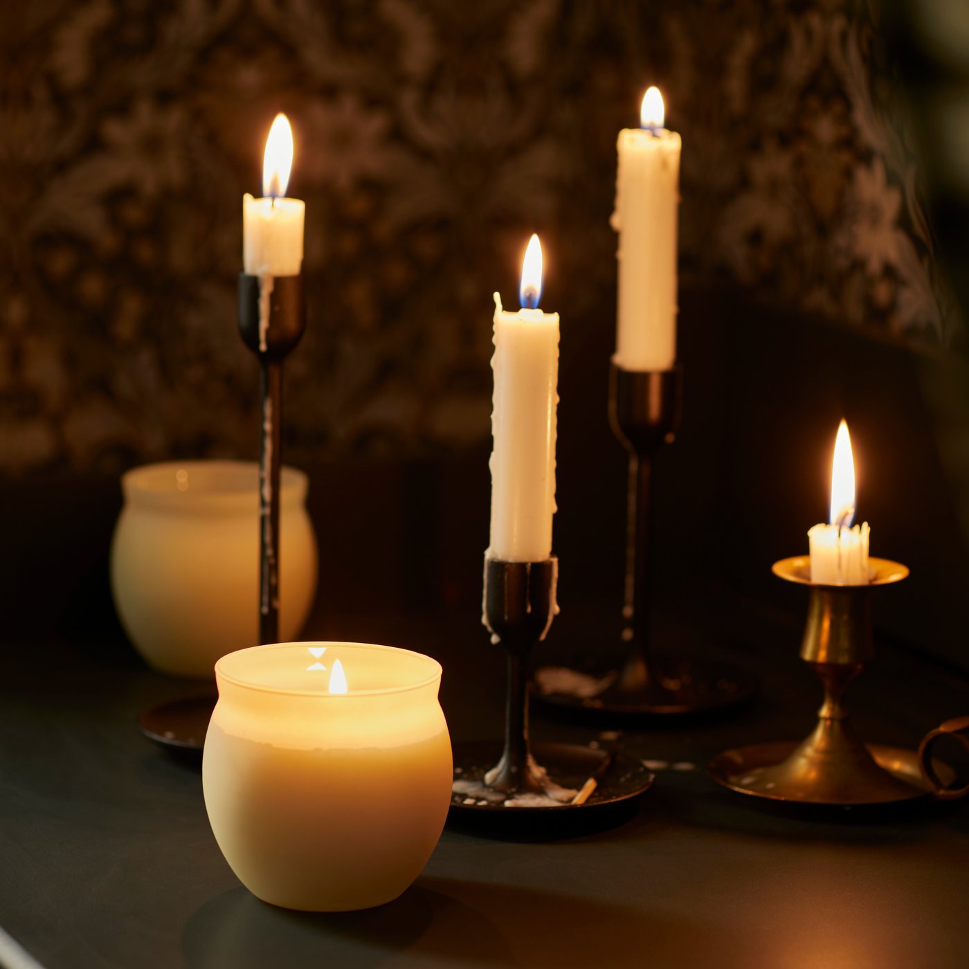 Vanília/világosbézs színű JÄMLIK illatgyertya üvegben.