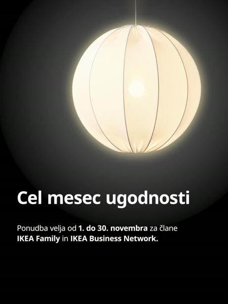 Sjajna IKEA svetilka se prižiga in oponaša svetlobo polne lne. Na ekranu piše: ‘Cel mesec ugodnosti. Ponudba velja od 1. do 30. novembra za člane IKEA Family in IKEA Business Network."