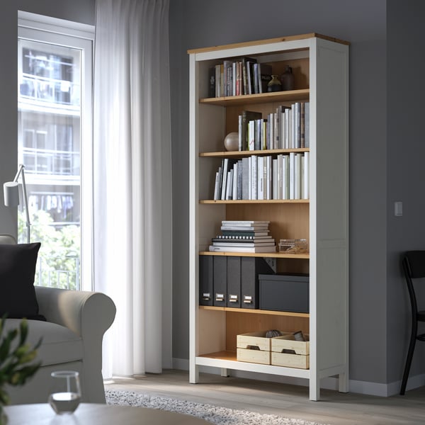 Un librero pequeño HEMNES blanco.