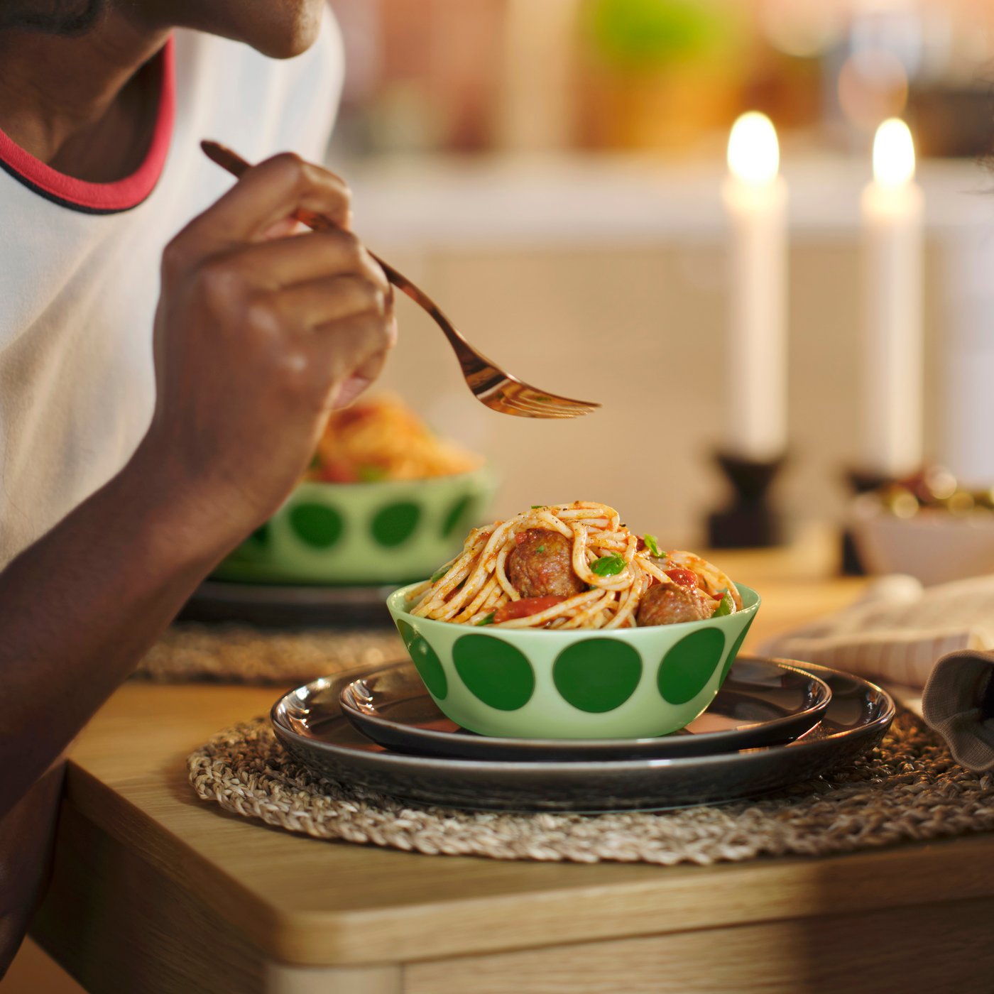 Osoba jedząca makaron z miski OFTAST.