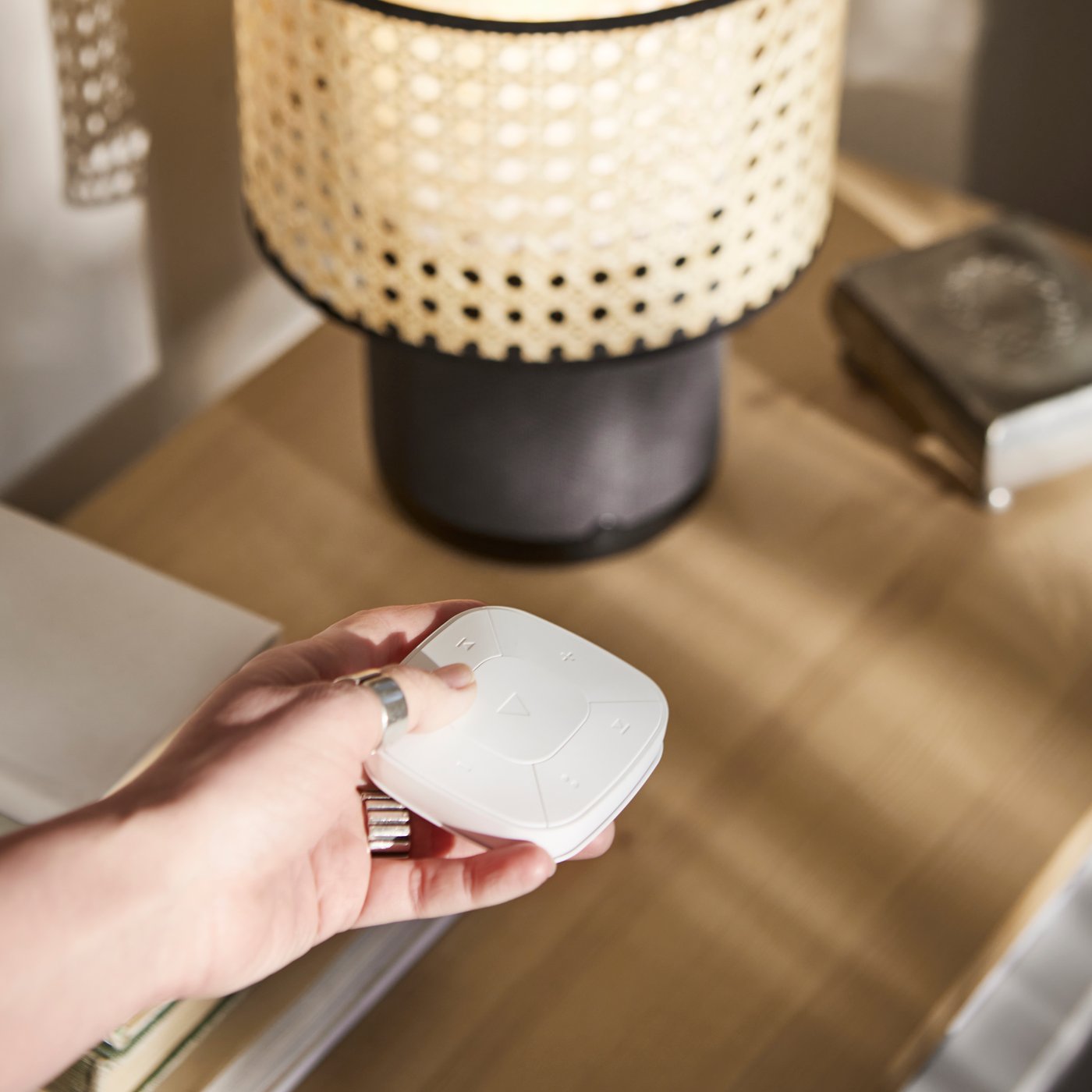 telecommande connecté avec une lampe connecté noire 