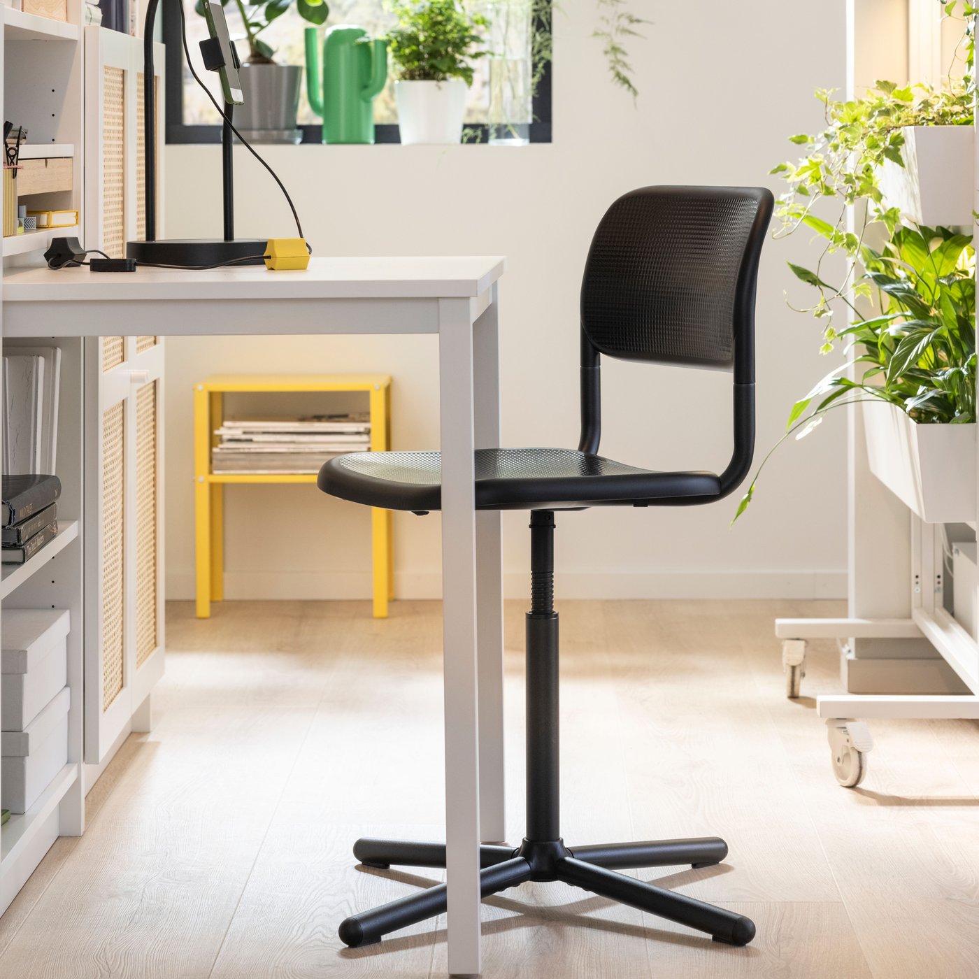 A black SMÄLLEN swivel chair
