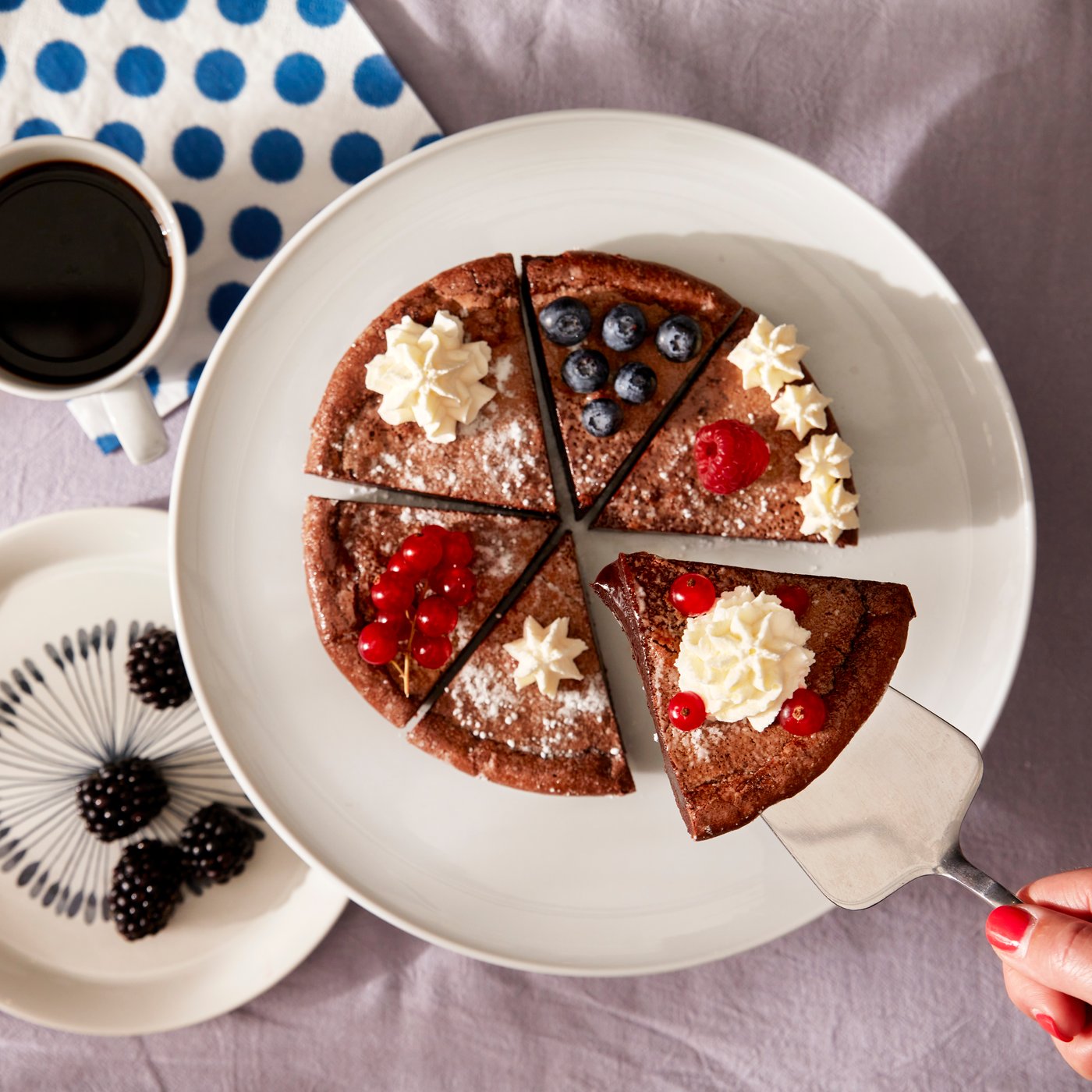 Ein gefrorener, mit Schokolade überzogener Kuchen von KAFFEREP mit Rainforest Alliance-Zertifizierung