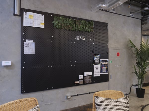 有孔ボードをお知らせ掲示板として活用。