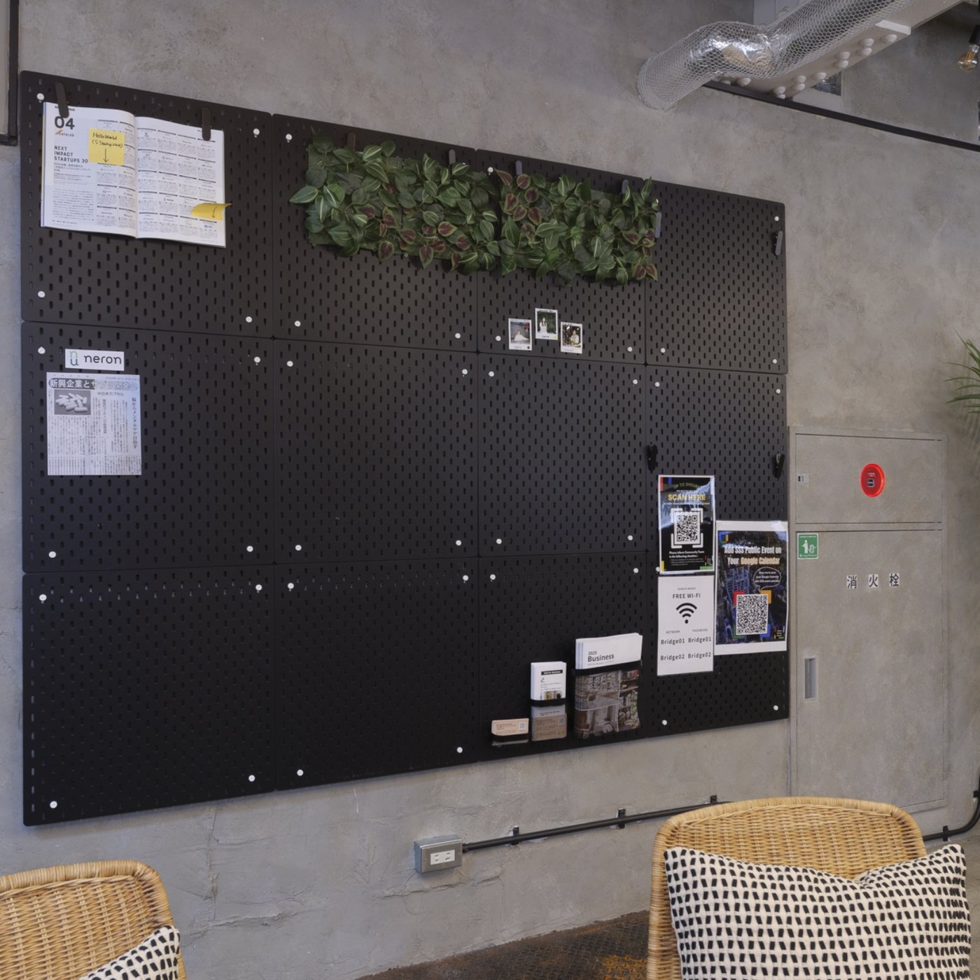 有孔ボードをお知らせ掲示板として活用。