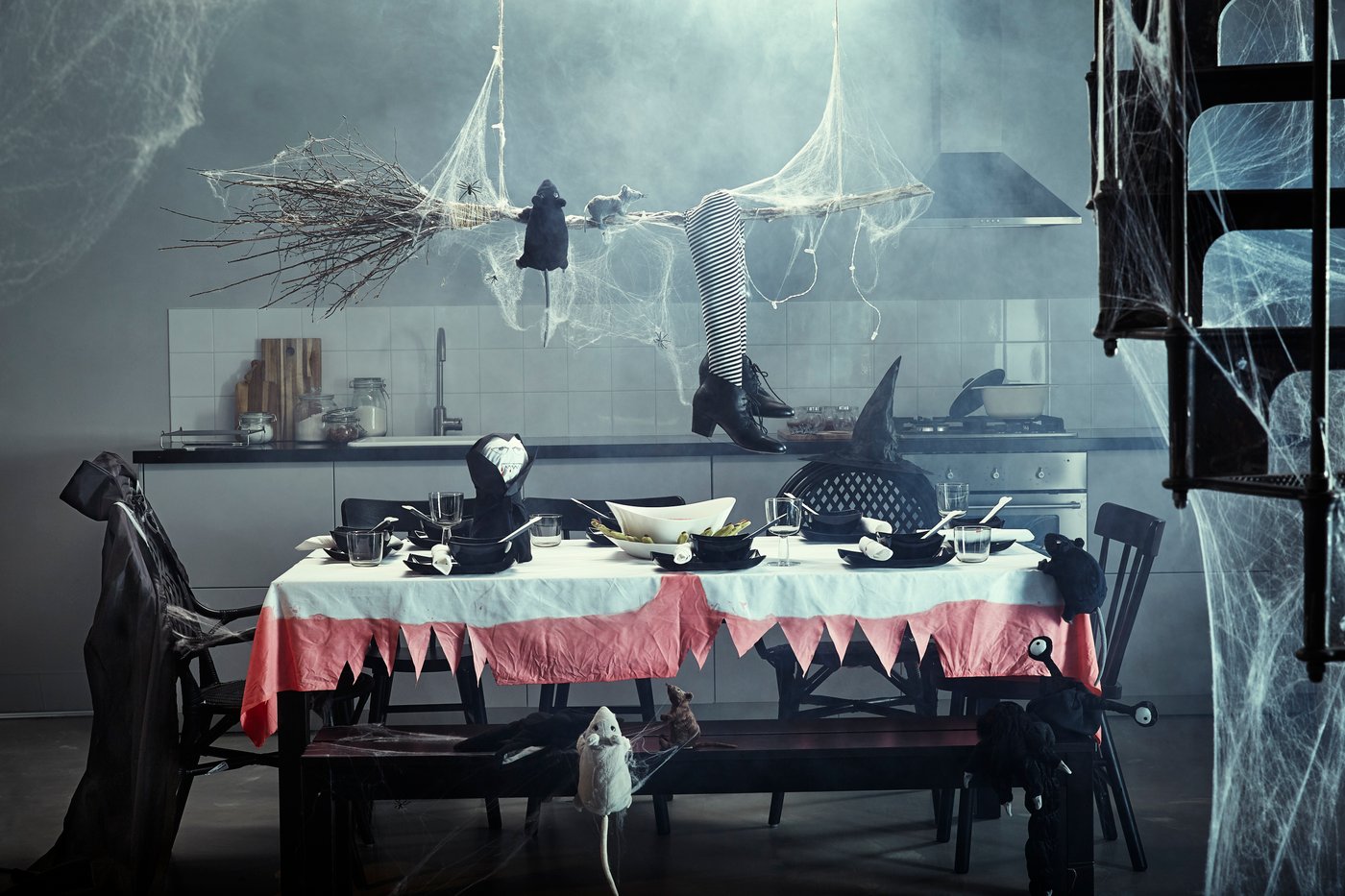 Eine Küche mit einem grossen Tisch, der voller Halloween-Dekorationen ist.