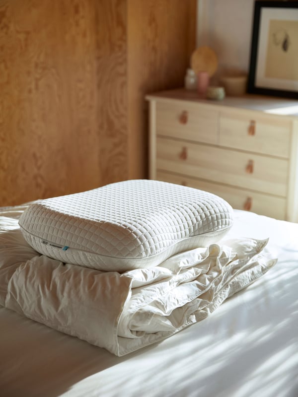 KLUBBSPORRE cooling ergonomic pillow with duvet  n bed mattress.