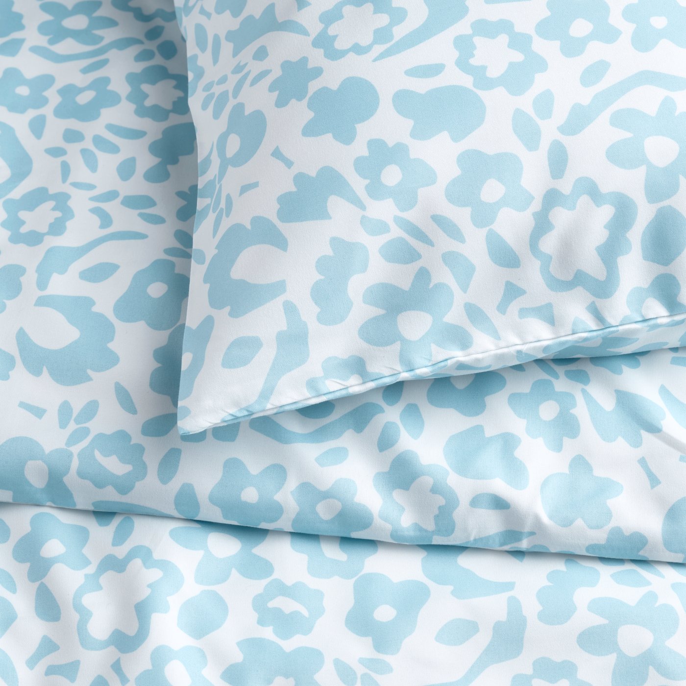 A white/blue CYMBALBLOMMA duvet cover and pillowcase in the NA