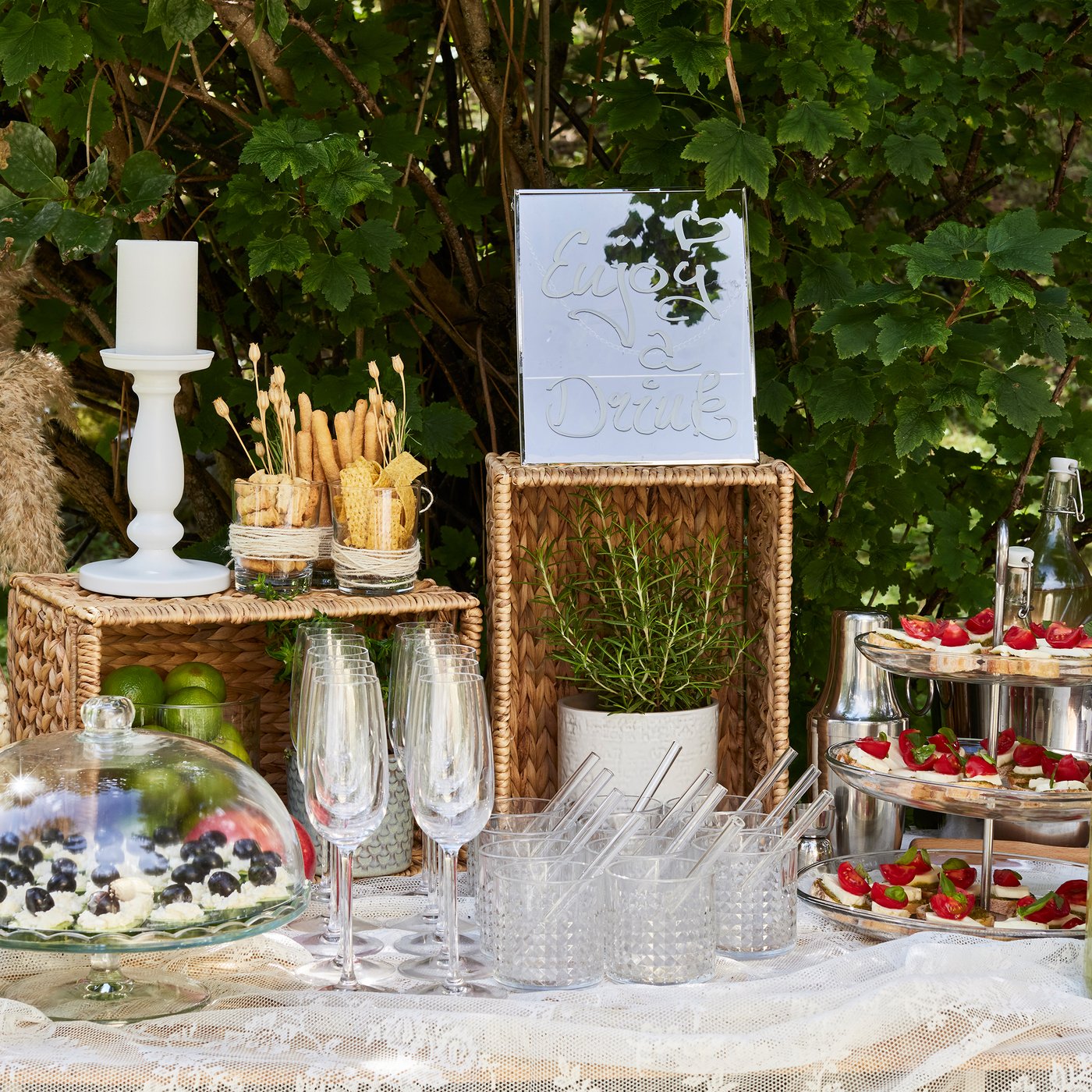 Ett bord dukat med välkomstdrink ute i det gröna.